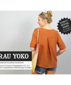 FRAU YOKO - kurze Tunika mit Kellerfalte im Rücken SCHNITTMUSTERBOGEN auf Papier mit farbig gedruckter Fotonähanleitung FRAU YOKO ist ein echtes Wohlfühlteil. Diese schlichte, kurz geschnittene Tunika, mit lockeren halblangen Ärmeln hat das Zeug zum Evergreen. Die tiefe Kellerfalte unterhalb der Rückenpasse ist zeitlos schön und gibt ihr einen Hauch lässiger Weite. Der Ausschnitt lässt sich mit oder ohne Beleg verarbeiten, so entscheidest du je nach Material über den Look deiner FRAU YOKO. Ruck Zuck genäht mit der ausführlich bebilderten Nähanleitung. Schritt für Schritt vom Schnittmuster bis zum fertigen Stück. Für fortgeschrittene Nähanfänger geeignet! Materialempfehlung: weich fallende Webware wie z.B. Viskose, Seide, Satin, Double Gauze oder lockere Baumwolle. Größen: 6 Doppelgrößen XS-XXL Lieferzeit: Innerhalb Deutschlands 4-6 Werktage ab Zahlung. Für Sendungen an Ziele außerhalb Deutschlands erhöht sich die Lieferzeit um weitere bis zu 9 Werktage. Mehrere gleichzeitig bestellte Artikel werden in einer gemeinsamen Sendung geliefert; es gilt für die gemeinsame Sendung die Lieferzeit des Artikels mit der längsten Lieferzeit. © Alle Rechte an diesem Schnitt liegen bei STUDIO SCHNITTREIF (Anja Müssig und Brid Fichtner). Das Schnittmuster darf nur für den privaten gebrauch verwendet werden. Es ist nicht erlaubt, das Schnittmuster für die Produktion von Verkaufsartikeln zu verwenden. Kopieren und Weitergabe der Anleitung sind nicht gestattet. Für Fehler in der Anleitung wird keine Haftung übernommen.